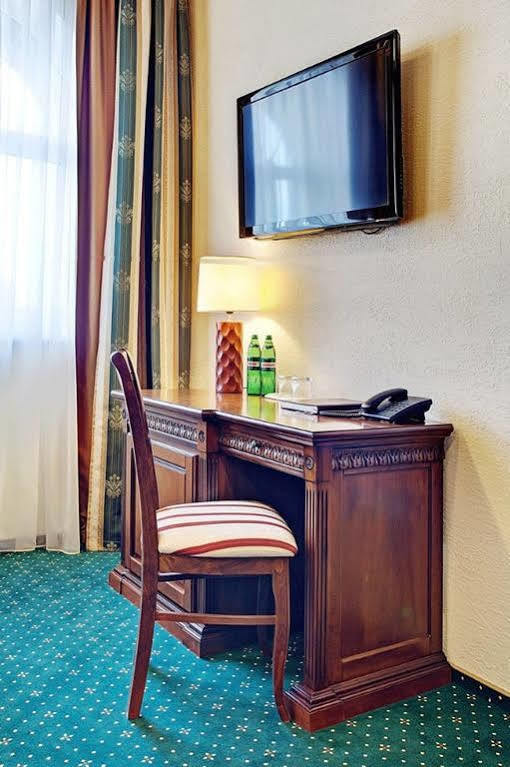 West Park Hotel Sofiivska Borshchahivka Экстерьер фото